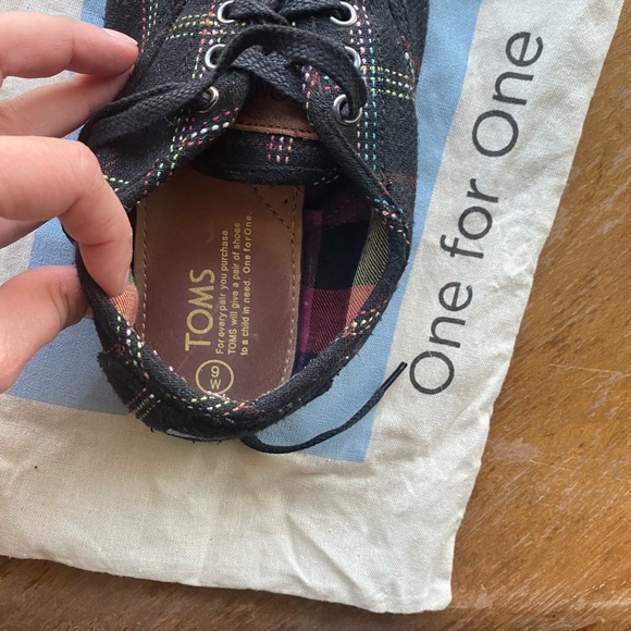 TOMS Black Multicolored Lace Up Shoes - Picture 3 of 6